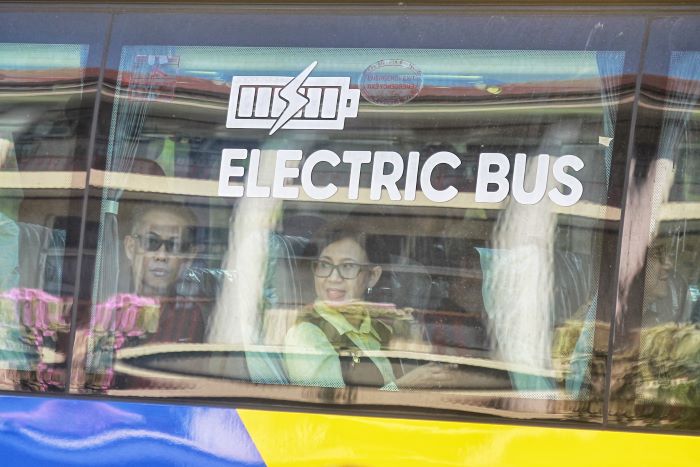 Rektor Universitas Gadjah Mada (UGM) Ova Emilia mencoba bus listrik di kompleks Kampus UGM, Jogja, Rabu (8/5). Kementerian Investasi RI menyerahkan tiga unit bus listrik kepada UGM sebagai upaya pemer