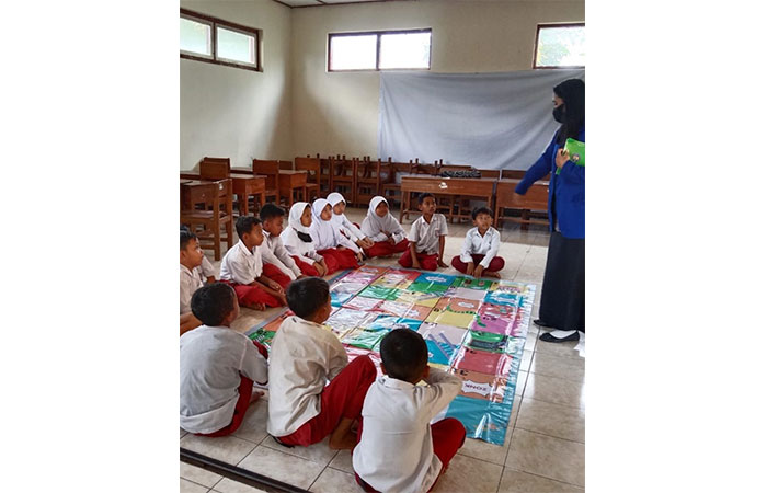 INOVATIF: Febri Nugrahani saat mensimulasikan permainan ular tangga pada siswa SDN Sendangharjo, Sleman. Media belajar interaktif tersebut diniatkan untuk menumbuhkan nilai sopan santun