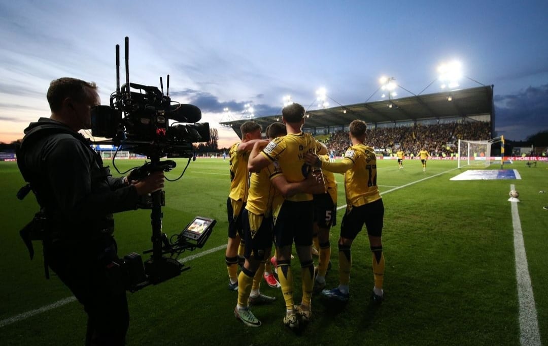 Selebrasi penggawa Oxford United setelah Elliott Moore menjebol gawang Peterborough United pada leg pertama (ig oufcofficial)