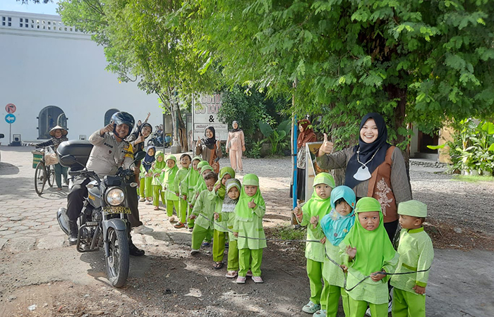 PEDULI KESELAMATAN: Kegiatan Polisi Sahabat Anak yang dilaksanakan Polsek Sewon dengan murid TK/KB Cempaka, Krapyak Kulon, Panggungharjo, Sewon, Rabu (8/5).