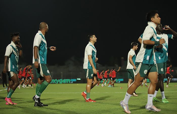 Para pemain PSS Sleman saat menjalani latihan di malam hari.