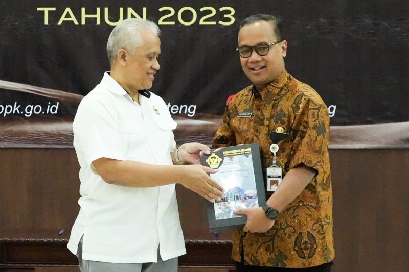 PRESTASI: Wali Kota Magelang Muchamad Nur Aziz usai menyerahkan laporan hasil pemeriksaan atas laporan keuangan pemerintah daerah Kota Magelang tahun 2023.&nbsp;