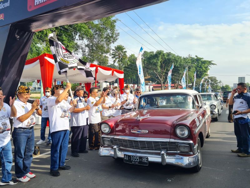 HENDAK BERANGKAT: Sejumlah peserta bersiap mengelilingi Magelang dengan beragam mobil kuno pada Hari Jadi ke-1.116 Kota Magelang lalu.&nbsp;