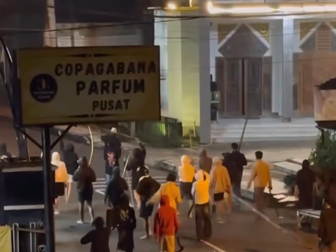 BENTROK: Dua kelompok terlibat tawuran di Jalan Beringin, Magelang Selatan pada Kamis (9/5/2024) dini hari.