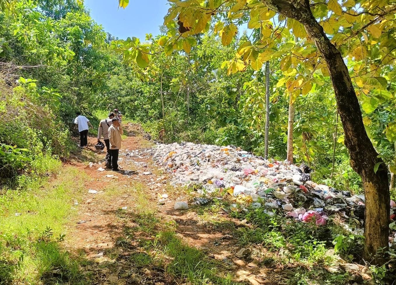 Pembuangan sampah skala besar secara ilegal di Kalurahan Giripurwo, Kapanewon Purwosari, Kabupaten Gunungkidul
