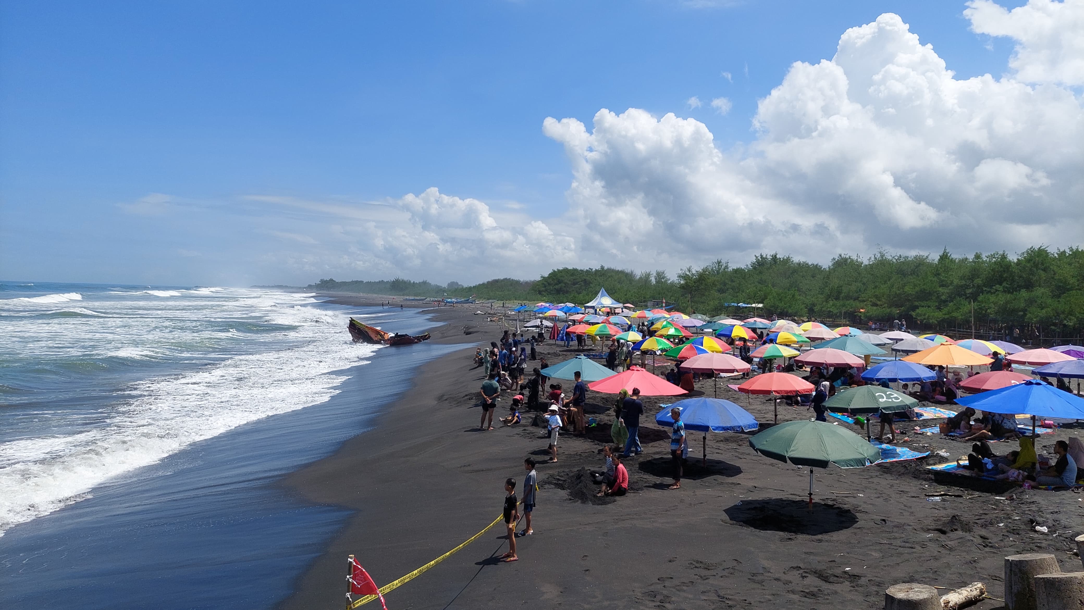 Pengunjung memadati Pantai Glagah saat libur panjang.