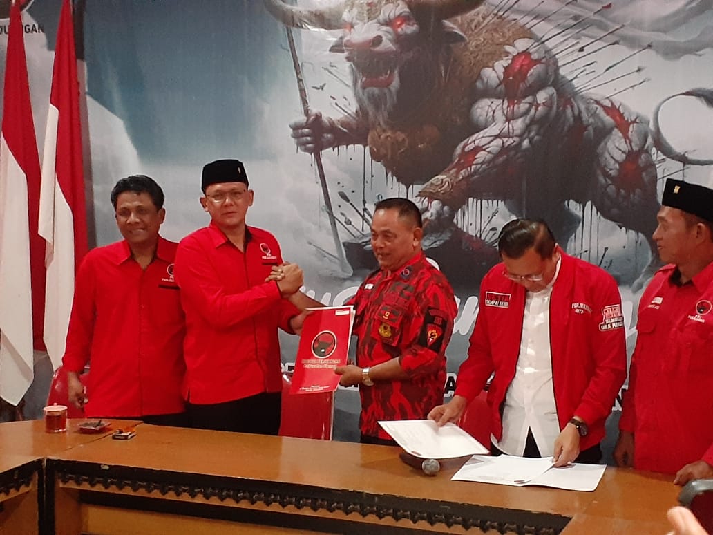 Danang Maharsa (dua dari kiri) saat menyerahkan berkas pendaftaran bakal calon Bupati Sleman ke pengurus DPC PDI Perjuangan Sleman, Kamis (9/5/2024).