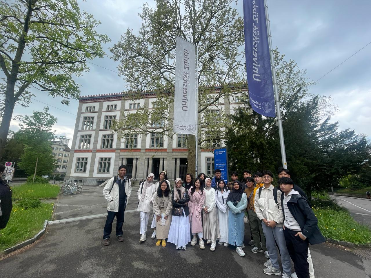 CARI ILMU - Suasana saat pelajar SMAN 3 Padmanaba Jogja melakukan study tour ke Eropa