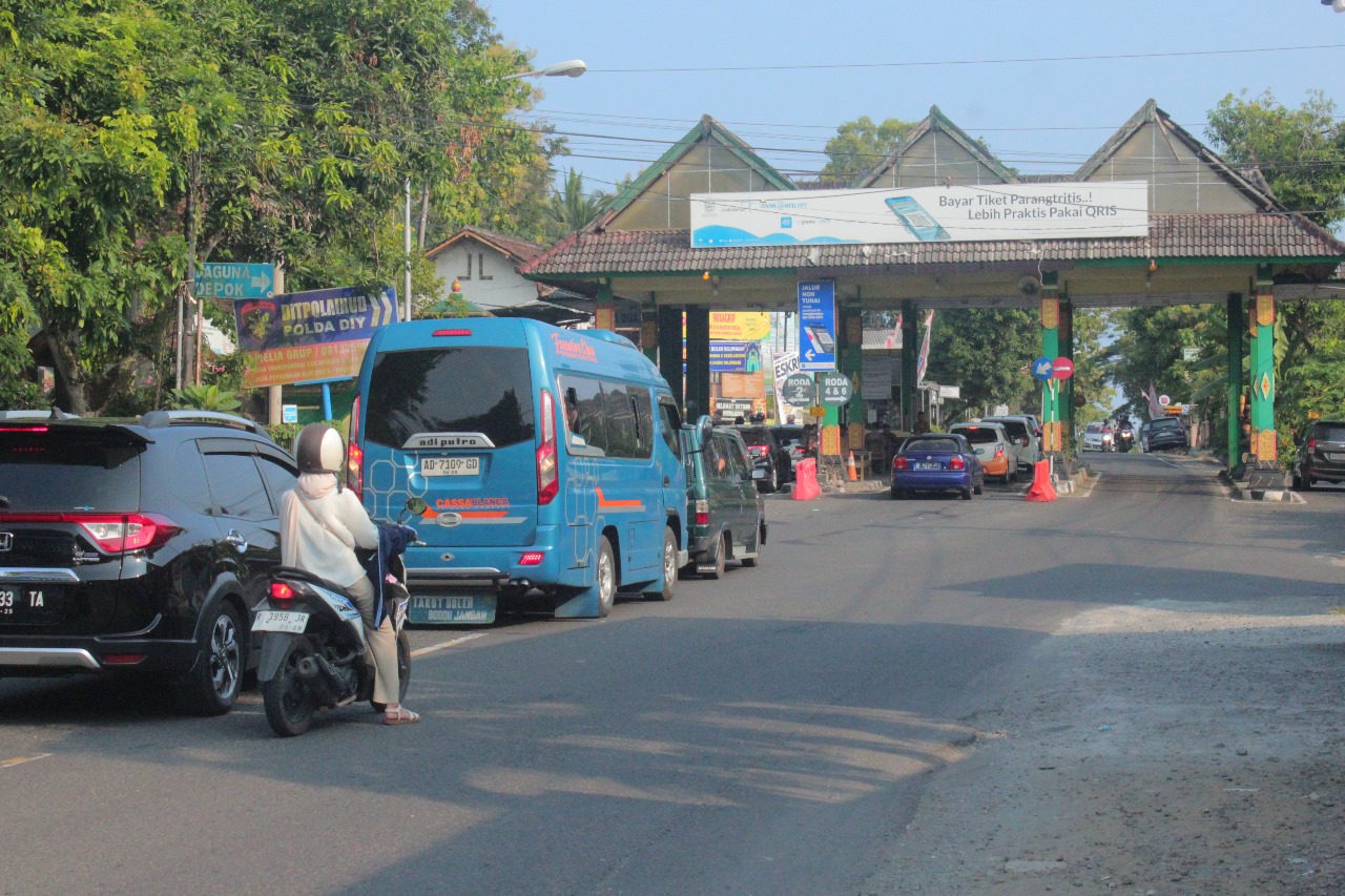 PADAT: TPR Parangtritis dipadati oleh wisatawan yang didominasi menggunakan kendaraan roda empat.