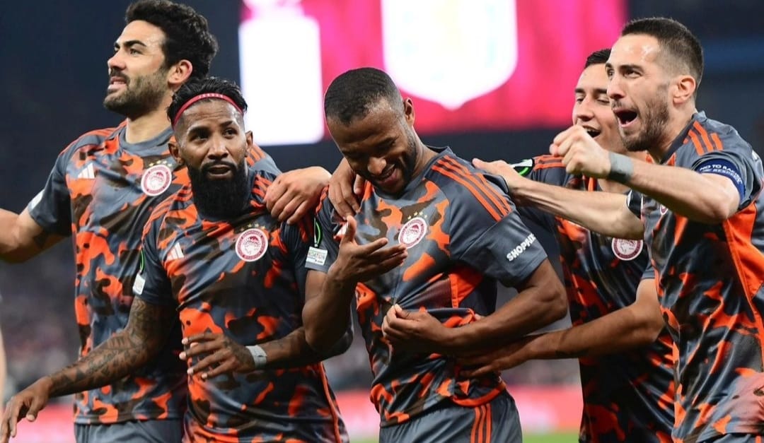Selebrasi para penggawa Olympiacos setelah Ayoub El Kaabi mencetak hattrick di Villa Park (ig olympiacosfc)