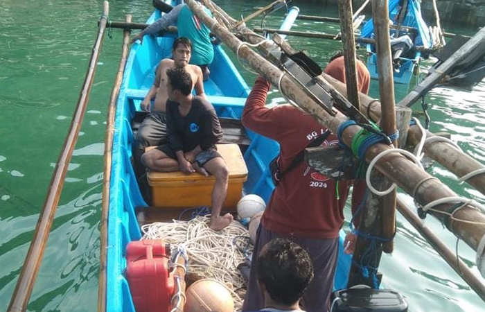 LONCAT KE LAUT: Para nelayan berhasil dievakuasi ke dermaga Pantai Sdaeng, Gunungkidul, usai kapalnya karam dihantam ombak kemarin (10/5).SRI Wilayah Pantai Sadeng