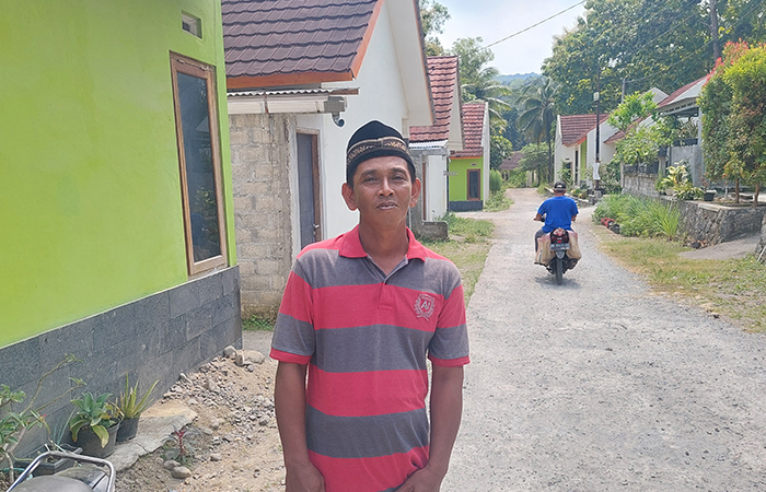 BANYAK KOSONG: Eko Yulianto menjelaskan mengenai beberapa fasilitas rumah yang ia dapatkan di Rusus Kaligintung, Temon.Anom Bagaskoro/Radar Jogja