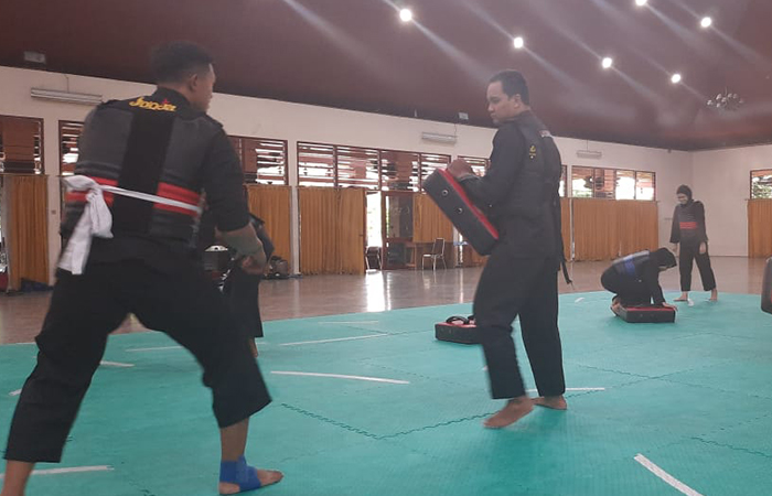 PUNYA TEKAD: Para atlet pencak silat tim PON DIY sedang menjalani latihan rutin. Kendati tak diberikan target, pelatih cabor ini ingin menyumbangkan emas untuk DIY.