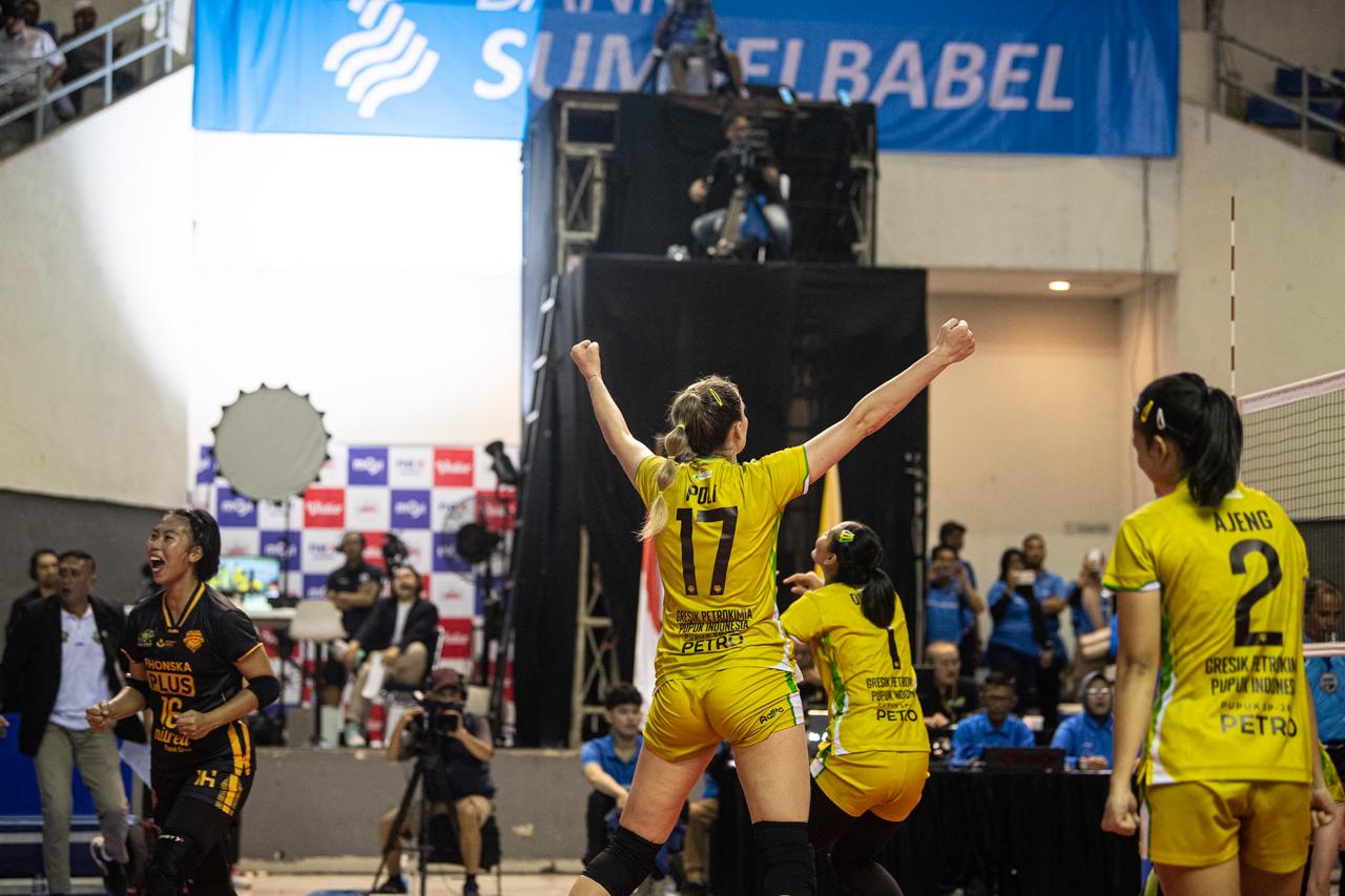 Para pemain Gresik Petrokimia Pupuk Indonesia meluapkan kegembiraan usai memetik poin sempurna mengalahkan Jakarta Livin Mandiri dengan skor 3-0  pada laga pertama seri ketiga PLN Mobile Proliga 2024