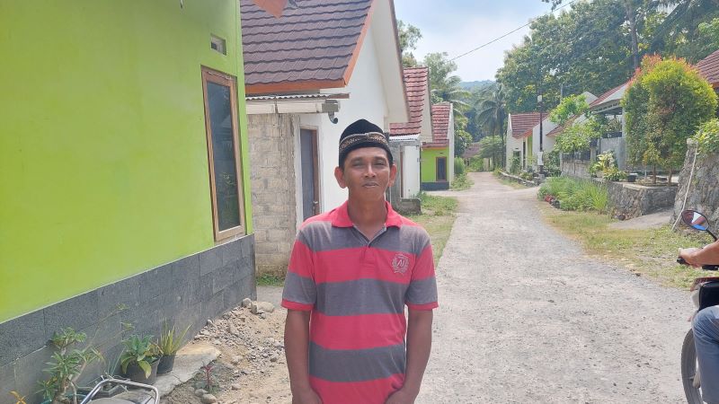 Eko Yulianto menjelaskan mengenai beberapa fasilitas rumah yang ia dapatkan.