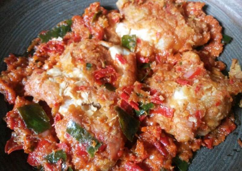 Resep ayam geprek sambal daun jeruk.