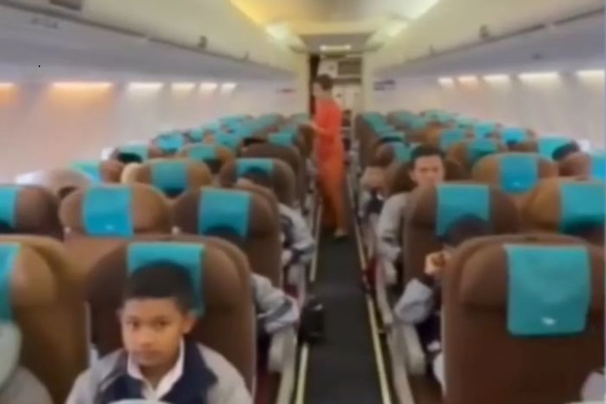 Screenshot video SD Muhammadiyah plus Salatiga study tour menggunakan pesawat