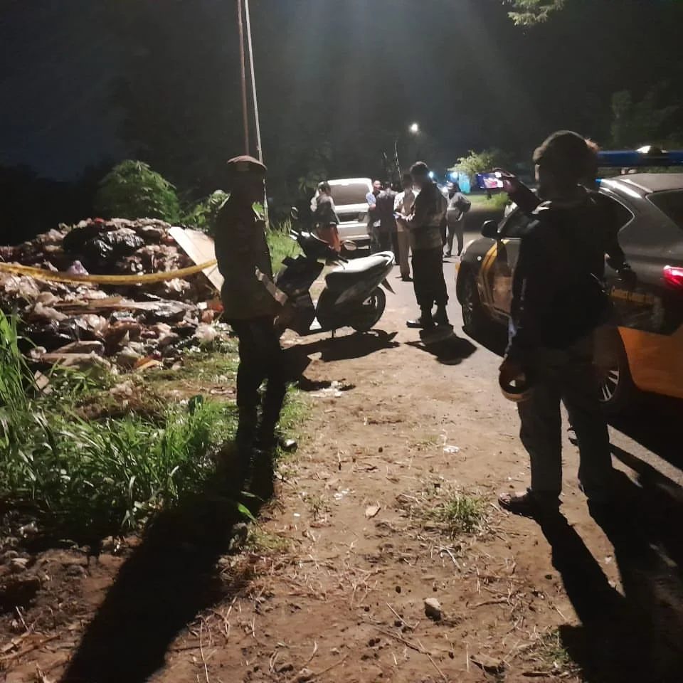 Petugas kepolisian turut berpatroli di wilayah Sitimulyo Piyungan Bantul yang terdapat pembuangan sampah liar