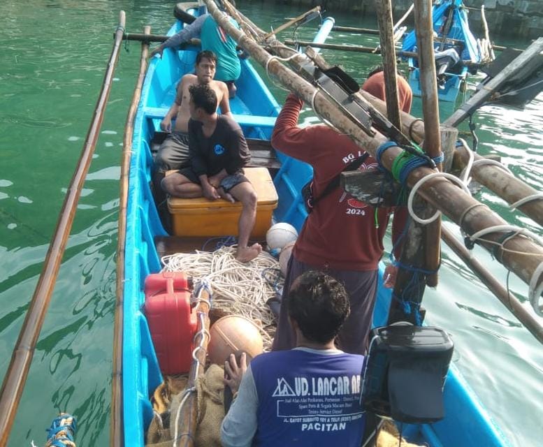 Para korban berhasil dievakuasi ke Dermaga usai kapal karam dihantam ombak, Jumat (10/5).