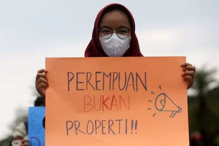Perempuan menyuarakan kesetaraan gender, perlawanan atas kekerasan seksual terhadap perempuan, dan ekspoitasi perempuan.
