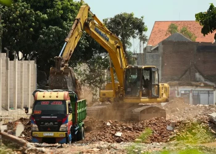 Pada Jl Mayor Bismo sudah mulai meratakan bangunan