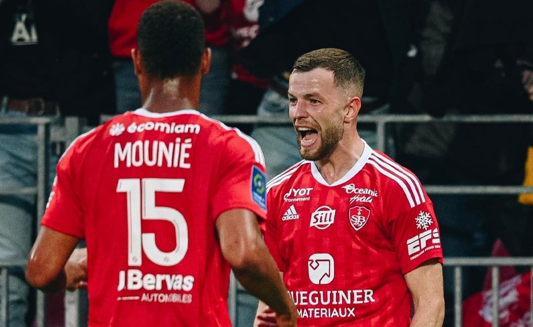 selebrasi Jeremy le Duaron usai menjebol  gawang Rennes (ig stadebrestois29)
