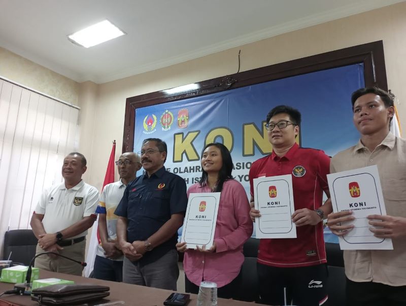Jajaran KONI DIY saat berfoto bersama di Kantor KONI DIY dengan dua atlet yang akan berlaga di ajang 13th ASEAN Schools Games 2024, Vietnam mendatang.&nbsp;