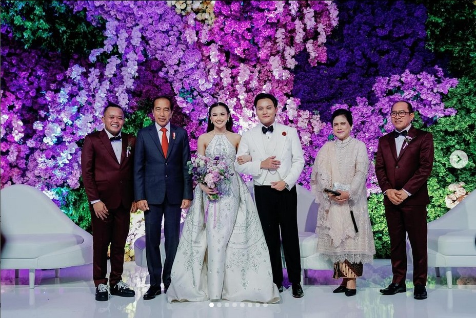Jokowi Presiden Republik Indonesia dan Ibu Iriana hadir di resepsi pernikahan Rizky Febian dan Mahalini. Keluarga Komedian Sule foto bersama dengan presiden dan ibu negara.
