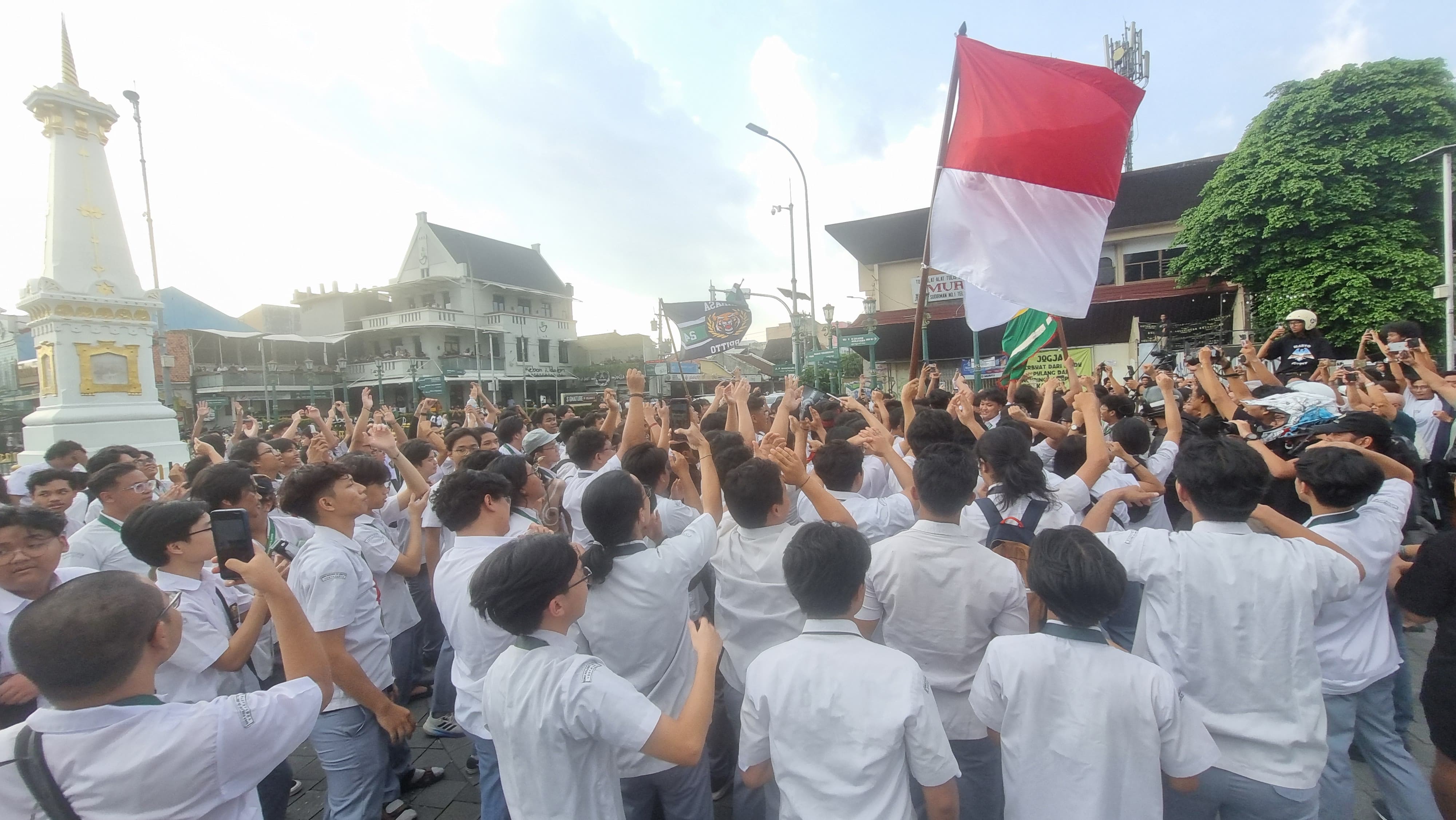 AGENDA RUTIN: Ratusan siswa SMA Kolese De Britto saat merayakan kelulusan mereka dengan long march dari sekolah ke Tugu Pal Putih Jogja kemarin (11/5).