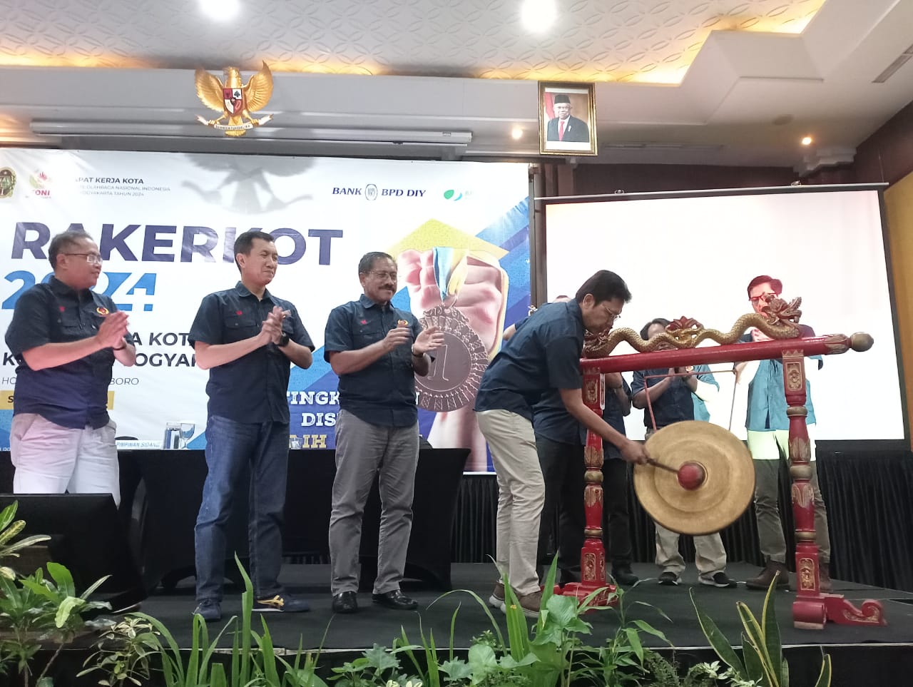 SIMBOLIS: Pj Wali Kota Jogja Singgih Raharjo bersama peserta Rakerkot KONI Kota Jogja saat memukul gong pembukaan Rakerkot KONI Kota Jogja Sabtu (11/5).