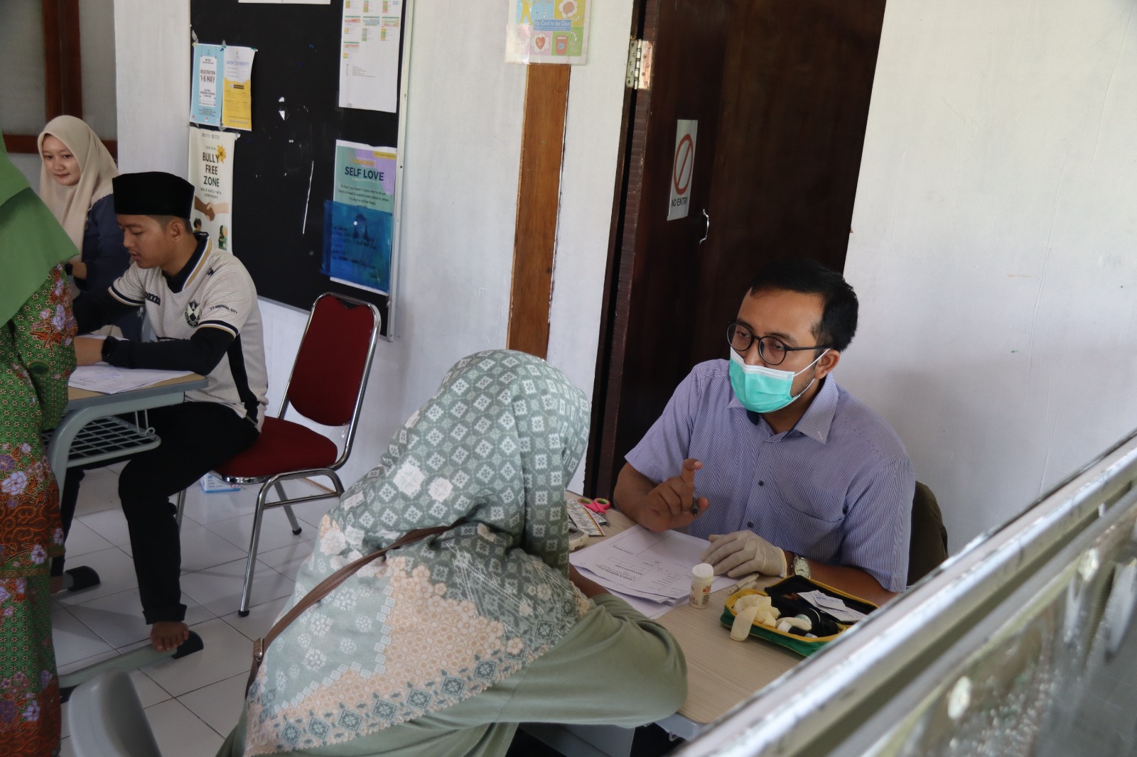 AKSI SOSIAL: Afkaaruna Health & Wellbeing Centre (AHWC) saat meresmikan Poskestren