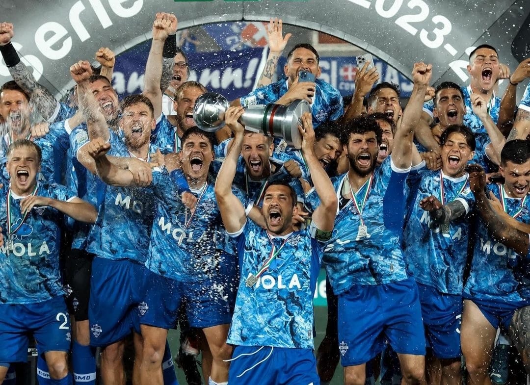 Para penggawa Como rayakan pesta promosi mereka ke Serie A (ig comofootball)