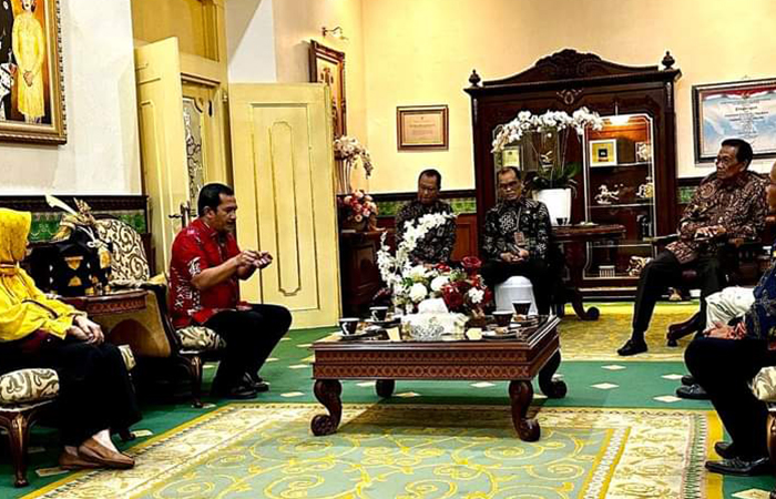 TERTUTUP: Wakil Ketua Pansus Eko Suwanto (batik merah) berbicara di depan Gubernur Hamengku Buwono X dalam audiensi yang berlangsung di Gedhong Wilis Kepatihan Jogja.