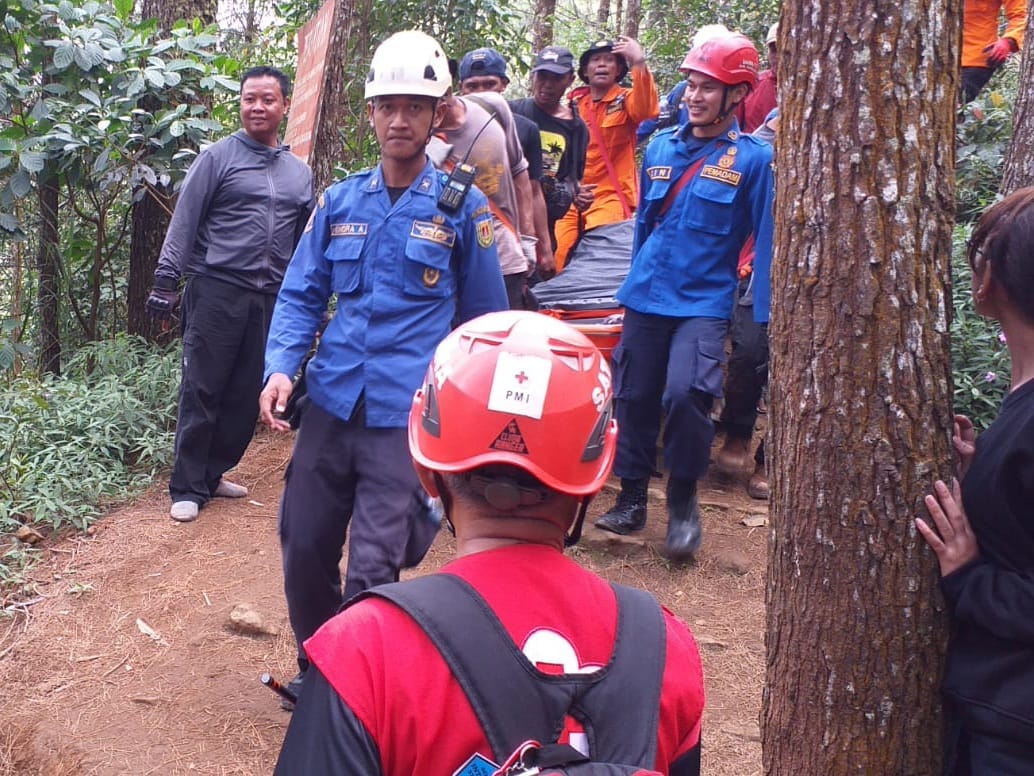 EVAKUASI: Tim gabungan berhasil mengevakuasi pendaki yang jatuh ke dalam jurang di Gunung Andong, Minggu (12/5/2024).