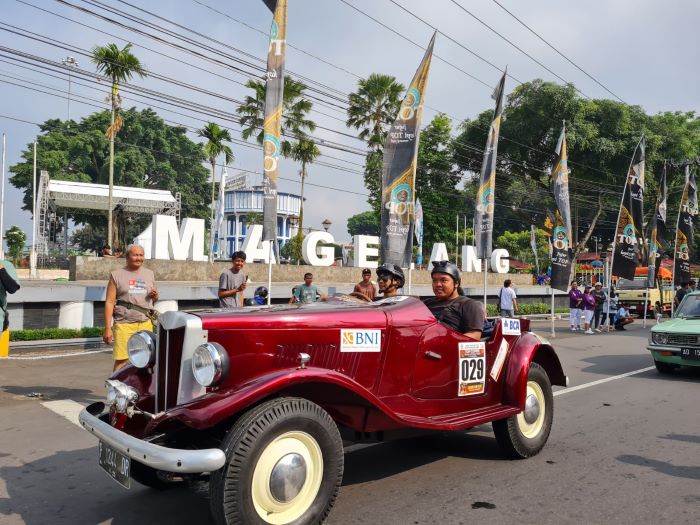 UNIK: Ratusan mobil kuno dengan berbagai merek menyusuri jalur Magelang-Jogja dengan titik start di Alun-alun Kota Magelang, Sabtu (11/5/2024).