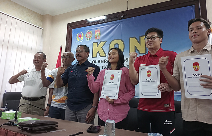 WAKILI INDONESIA: Jajaran KONI DIY bersama dua atlet yang akan berlaga di ajang 13th ASEAN Schools Games 2024, Vietnam.Rizky Wahyu/Radar Jogja