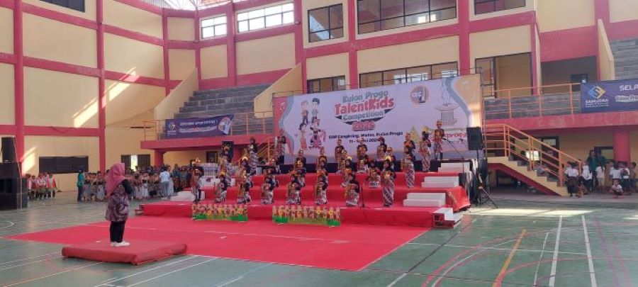 Percaya diri: Anak-anak menampilkan seni angklung di GOR Cangkring.