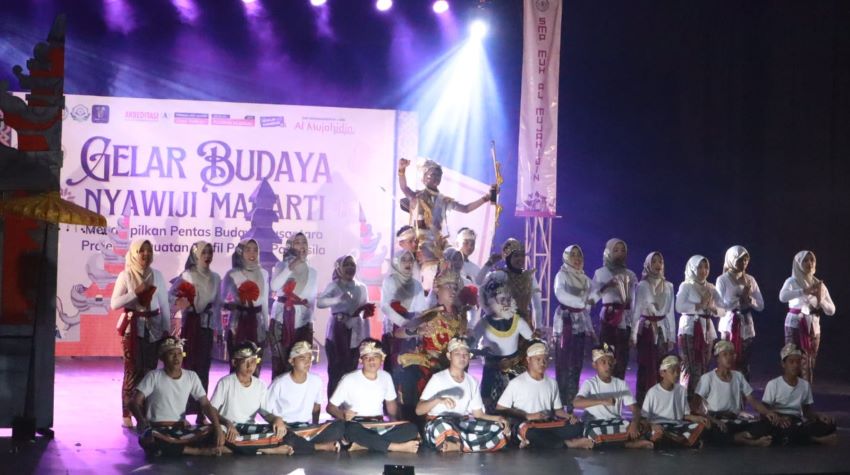 DIJAGA - Sejumlah siswa SMP Muh Al Mujahidin Wonosari menampilkan atraksi seni dari Sabang sampai Merauke pada Sabtu (11/5/2024) di Wonosari