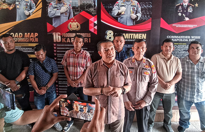 PERNYATAAN RESMI: Kasat Reskrim Polresta Jogja AKP Probo Satrio dan keenam debt collector saat melakukan klarifikasi dan permohonan maaf di Mapolresta Jogja, Sabtu (11/5).