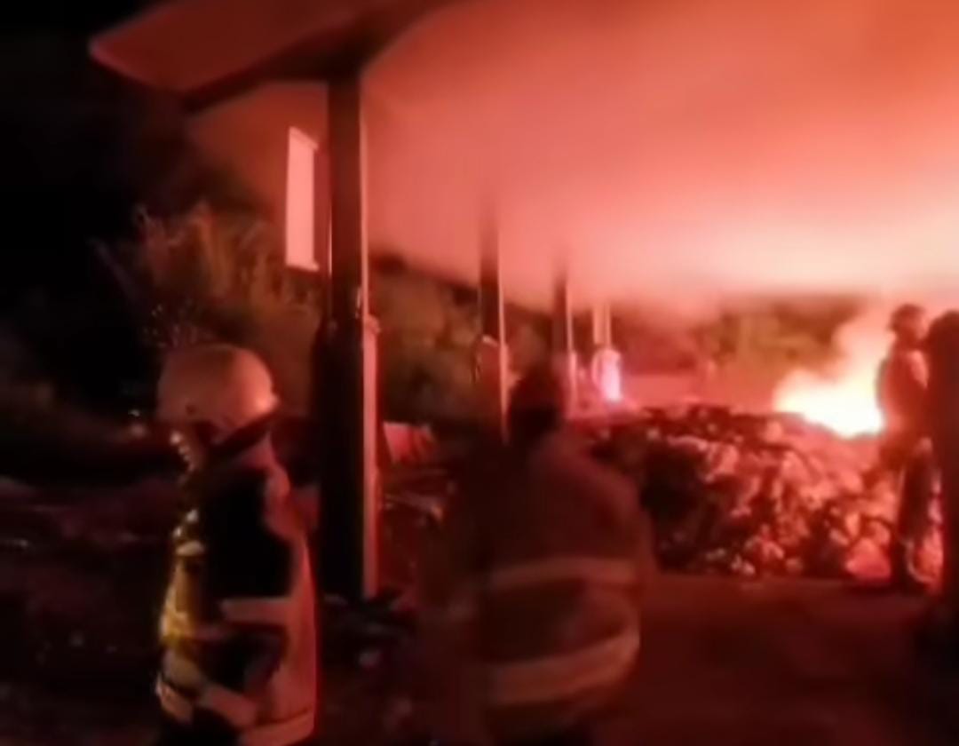 Tangkapan layar kondisi kebakaran di TPS Limbah Makmur Bangunkerto Turi