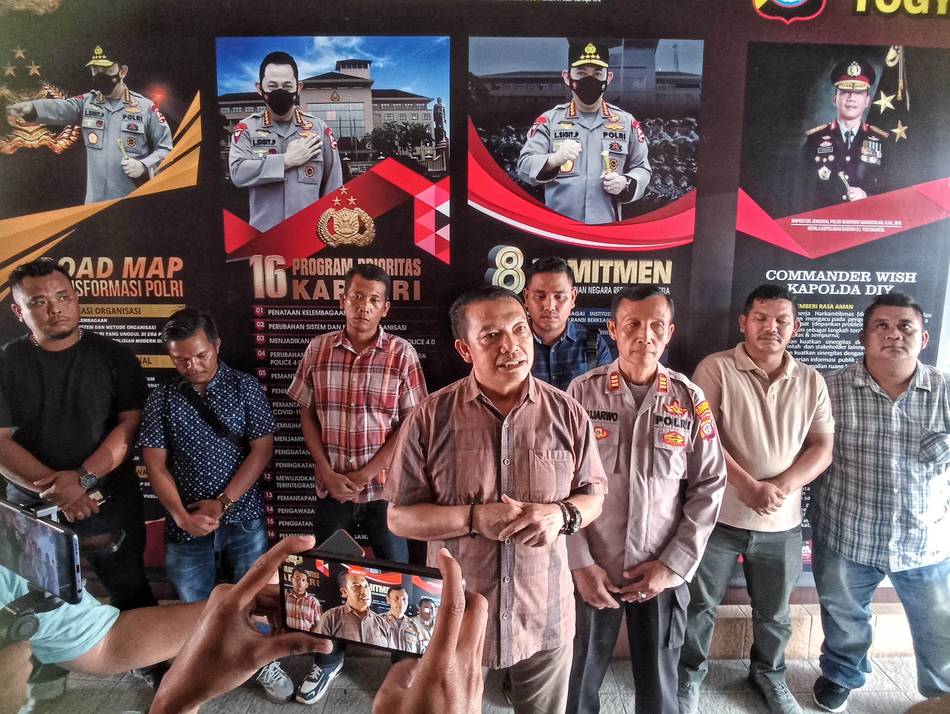 Kasat Reskrim Polresta Jogja AKP Probo Satrio dan keenam debt collector saat melakukan klarifikasi dan permohonan maaf di Mapolresta Jogja, Sabtu (11/5/2024).