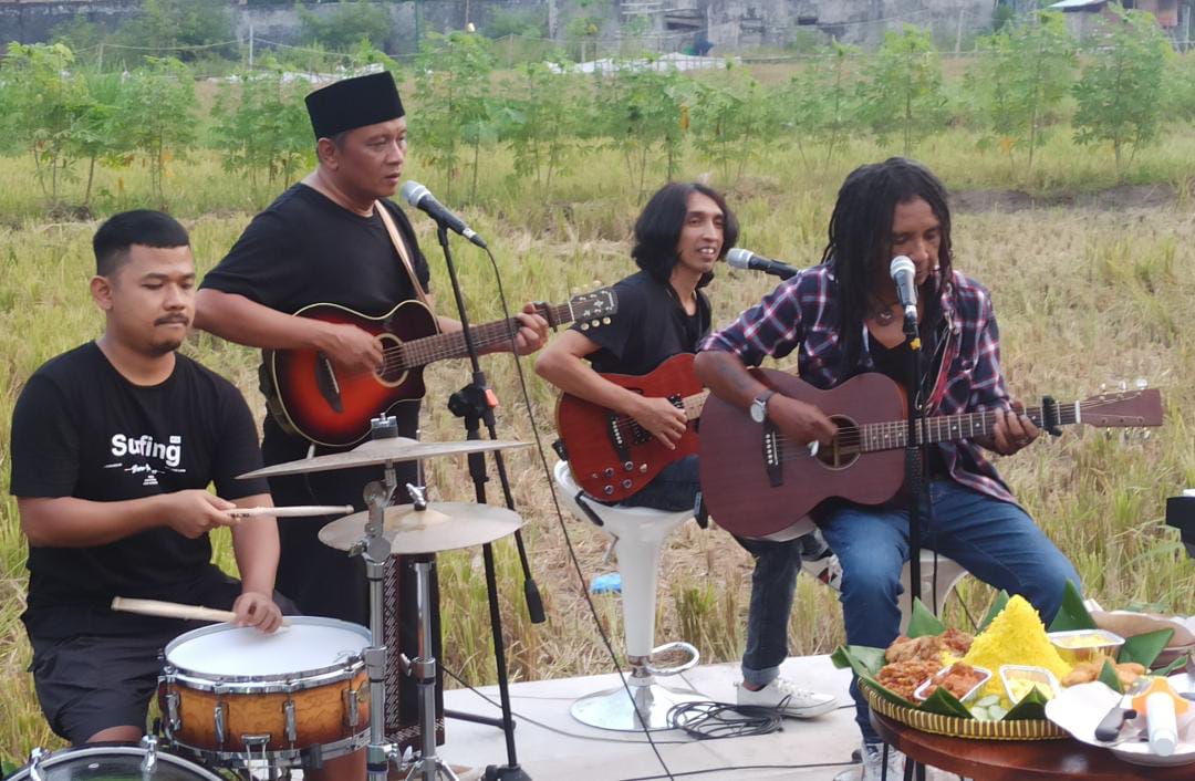 Encik, Pram, dan Anang Batas (kanan ke kiri) saat launching single Ojo Dibaleni di Ngaglik Sleman, Minggu 12 Mei 2024.