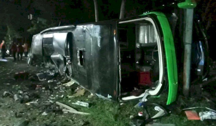 Kondisi bus pariwisata yang membawa rombongan SMK asal Depok yang mengalami kecelakaan.