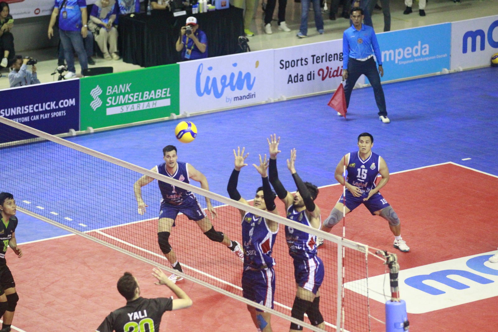 SERU : Laga Jakarta LavAni Allobank Electric menghadapi Jakarta Pertamina Pertamax di PLN Mobile Proliga 2024 yang berlangsung di GOR PSCC Palembang, Minggu (12/5/2024)