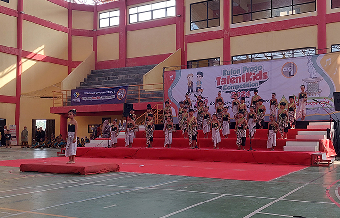 PERCAYA DIRI: Anak-anak saat menampilkan seni angklung dalam agenda Kulon Progo TalentKids Competition di GOR Cangkring Sabtu (11/5).ANOM BAGASKORO/RADAR JOGJA&nbsp;