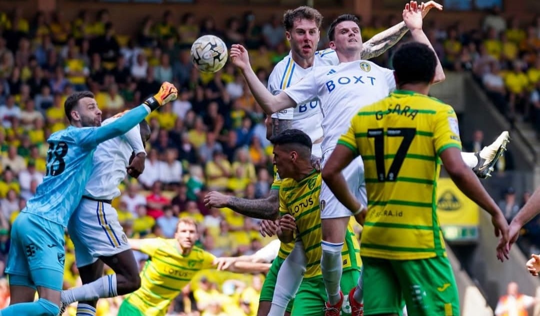 Duel perebutan bola para pemain Norwich City dan Leeds United di babak play off promosi yang berakhir imbang (ig leedsunited)