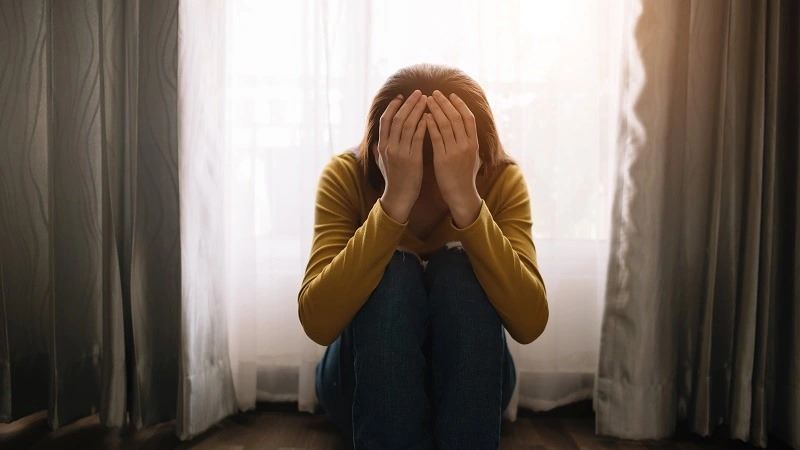 Cara mengatasi trauma masa kecil demi kesehatan mental.