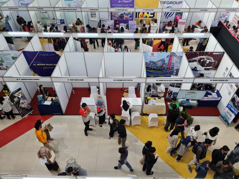 RAMAI: Atrium Artos Mall dipenuhi oleh para pencari kerja. Ada sebanyak 40 perusahaan hadir menawarkan sejumlah posisi.