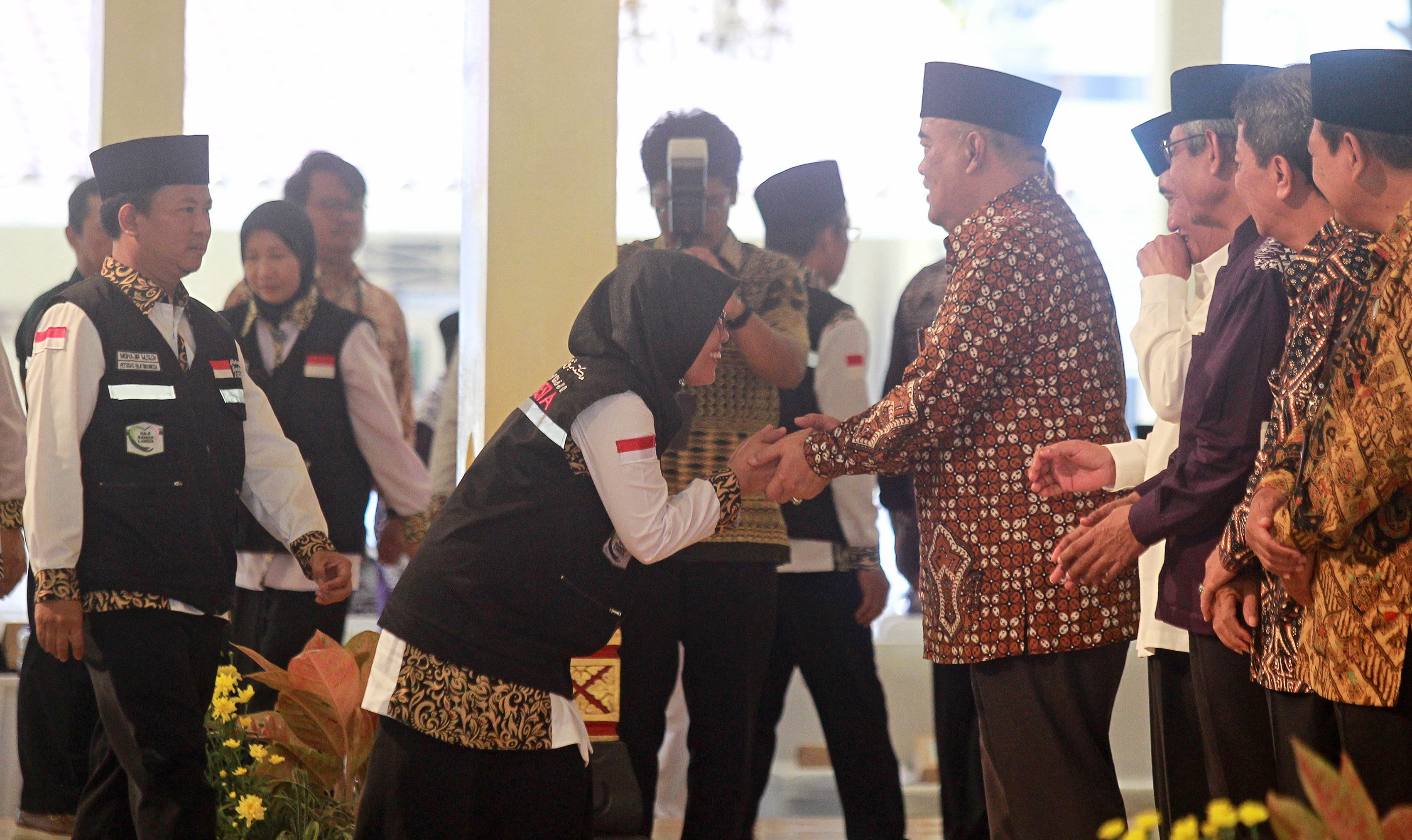 PAMITAN: Jemaah calon haji DIJ mengikuti acara pamitan haji dengan Wagub DIJ Paku Alam X, di Bangsal Kepatihan, kemarin (13/5).
