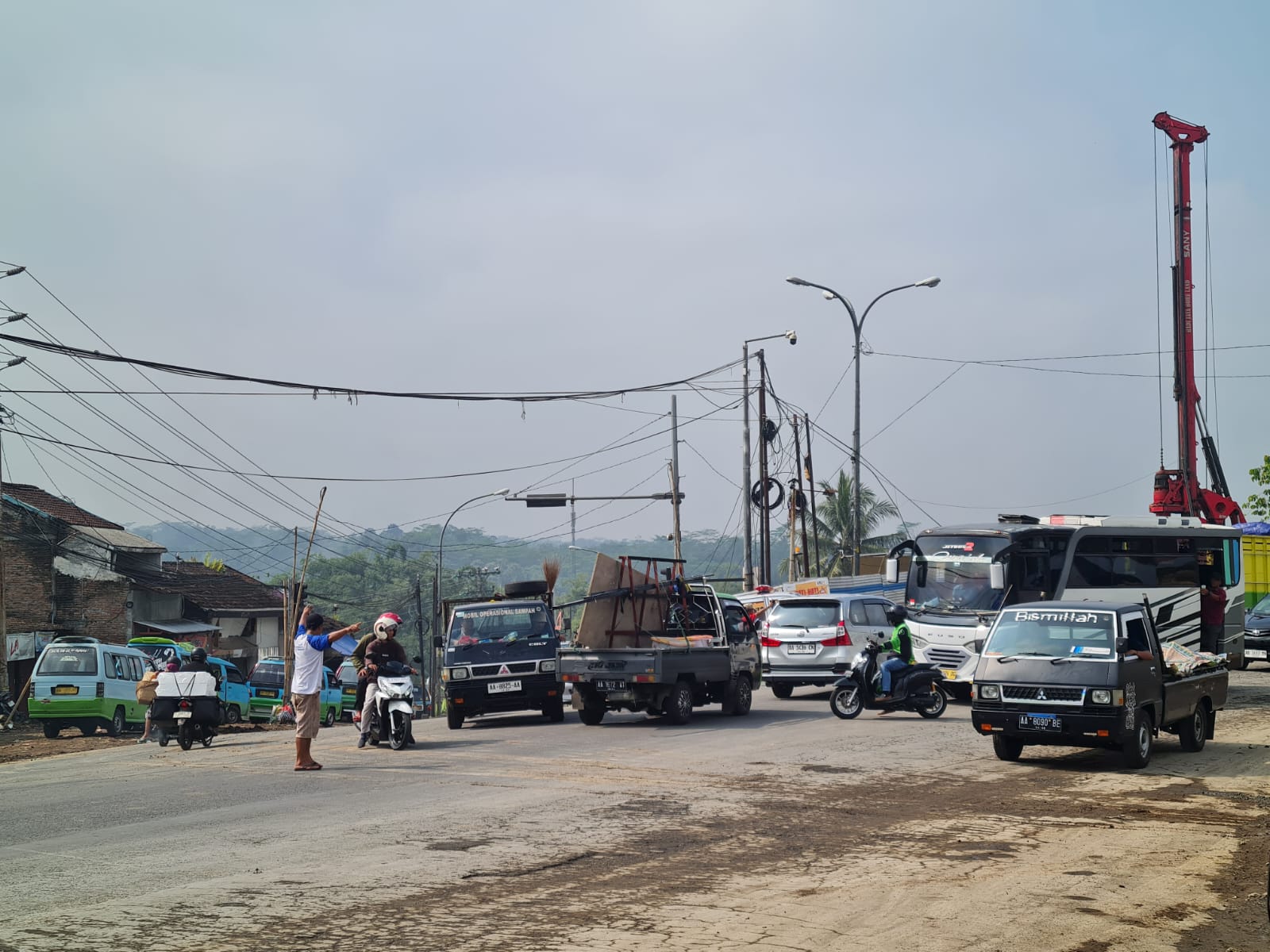 RAMAI: Banyak kendaraan dari berbagai arah yang hendak melintas, namun terlihat semrawut karena lampu lalu lintasnya mati.